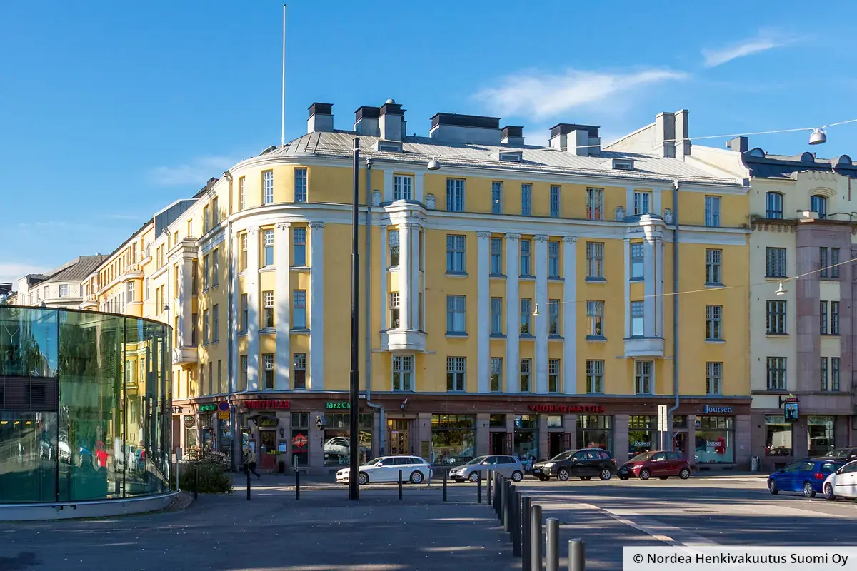 Helsingin Museokatu 8 Mannerheimintien suunnasta katsottuna. Edessä on pyöreä lasinen sisäänkäynti P-Finlandiaan.