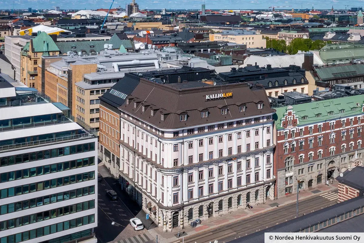 Helsingin Eteläranta 12 ilmakuvassa. Näyttävä vaaleanpunertava kiinteistö sijaitsee Vanhaa Kauppahallia vastapäätä.