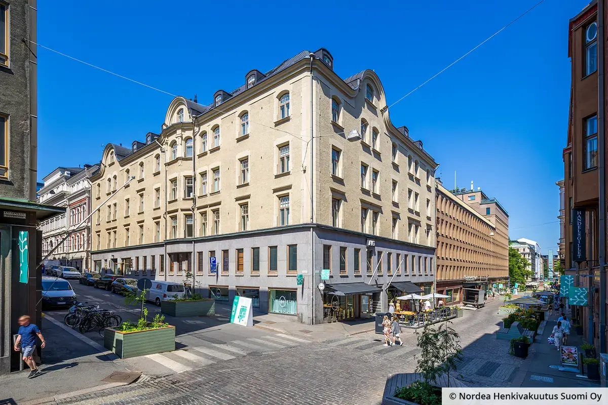 Helsingin Kasarmikatu 44 -toimitilakiinteistön julkisivu. Katutasossa ravintola, vieressä Savoy-teatteri.