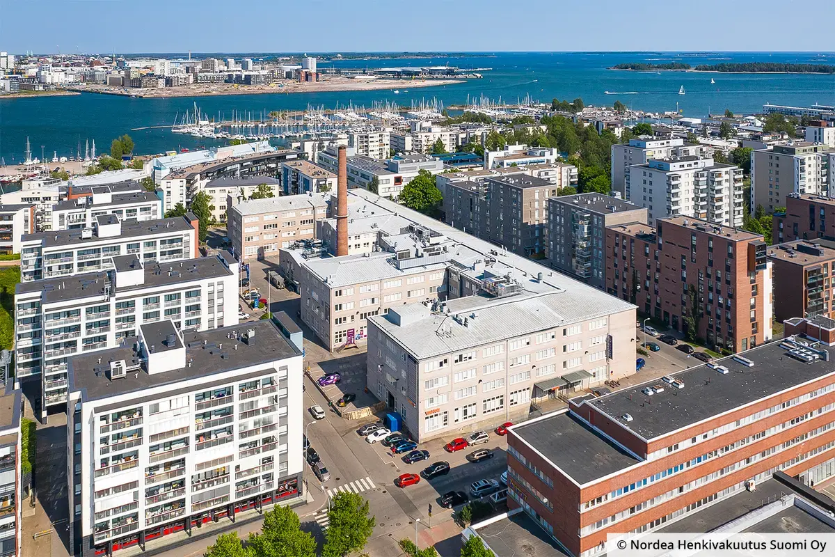 Toimitilakiinteistö Helsingin Kiviaidankatu 2, Larun Kehräämö, jossa on keskellä vanha piippu.