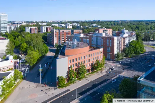 Toimitilakiinteistö Helsingin Strömberginkuja 2 ilmasta kuvattuna. Talo on kolmion muotoinen.