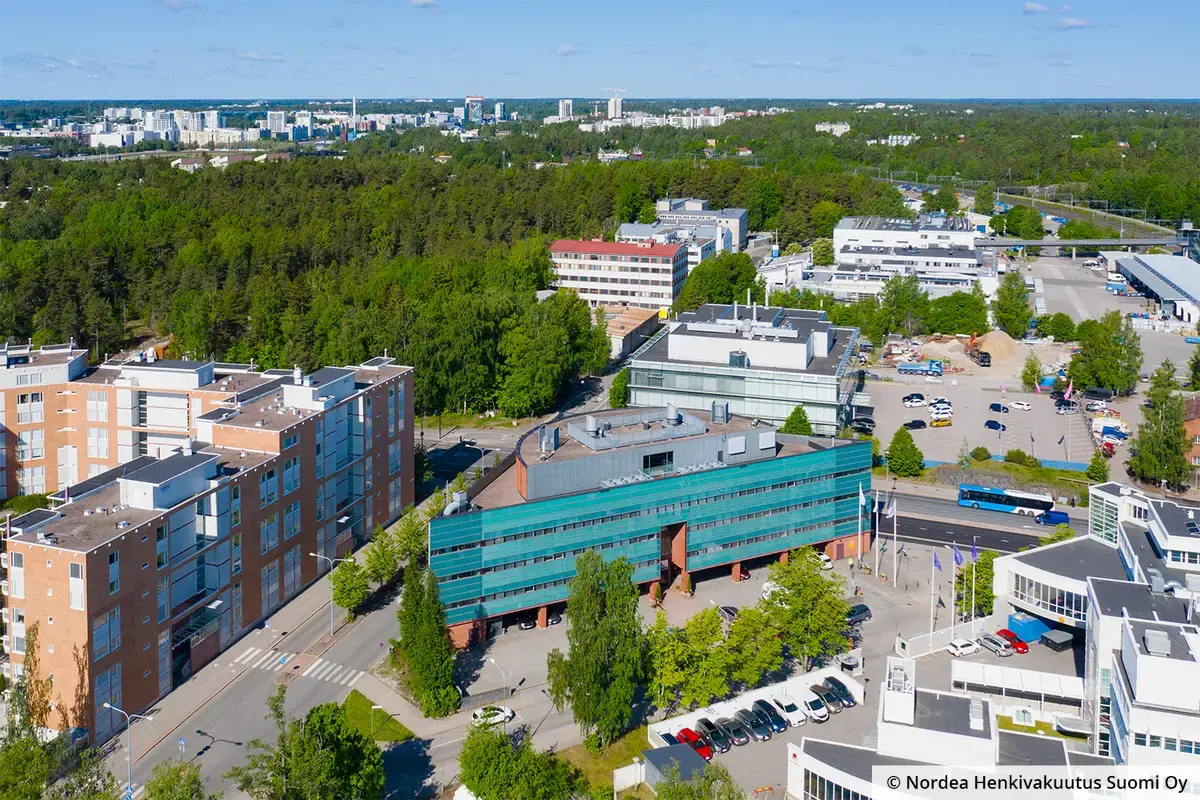 Toimitilakiinteistö Helsingin Strömberginkuja 2:ssa on turkoosi lasiseinä.