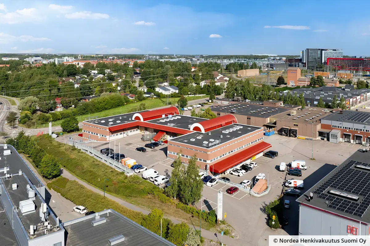 Vantaan Muuntotie 1 ilmakuvassa. Punatiilinen varastokiinteistö sijaitsee muiden teollisten rakennusten keskellä, taustalla näkyy viihdekeskus Flamingo.