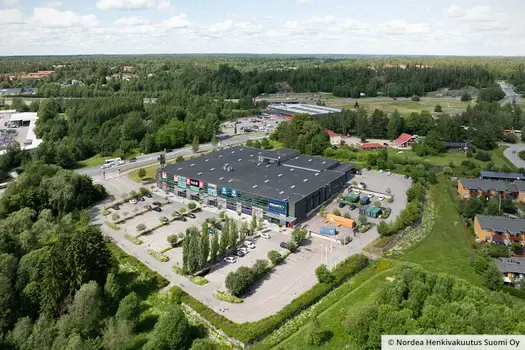 Toimitilakiinteistö Espoon Retail Park Glomsonin edessä on iso parkkialue. Kiinteistön ympärillä on paljon viheralueita.