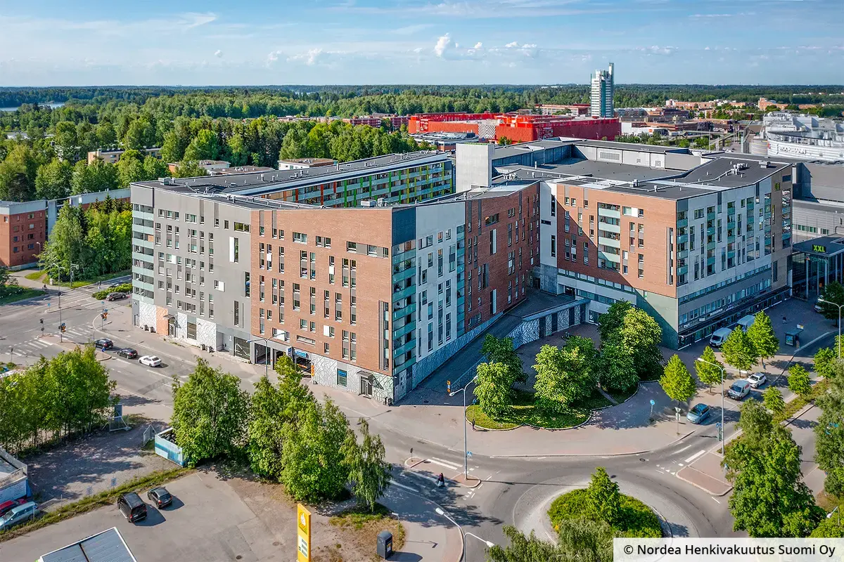 Helsingin Vanhalinna on kahdeksankerroksinen monivärinen kerrostalo, jonka katutasolla on vuokrattavia liiketiloja.