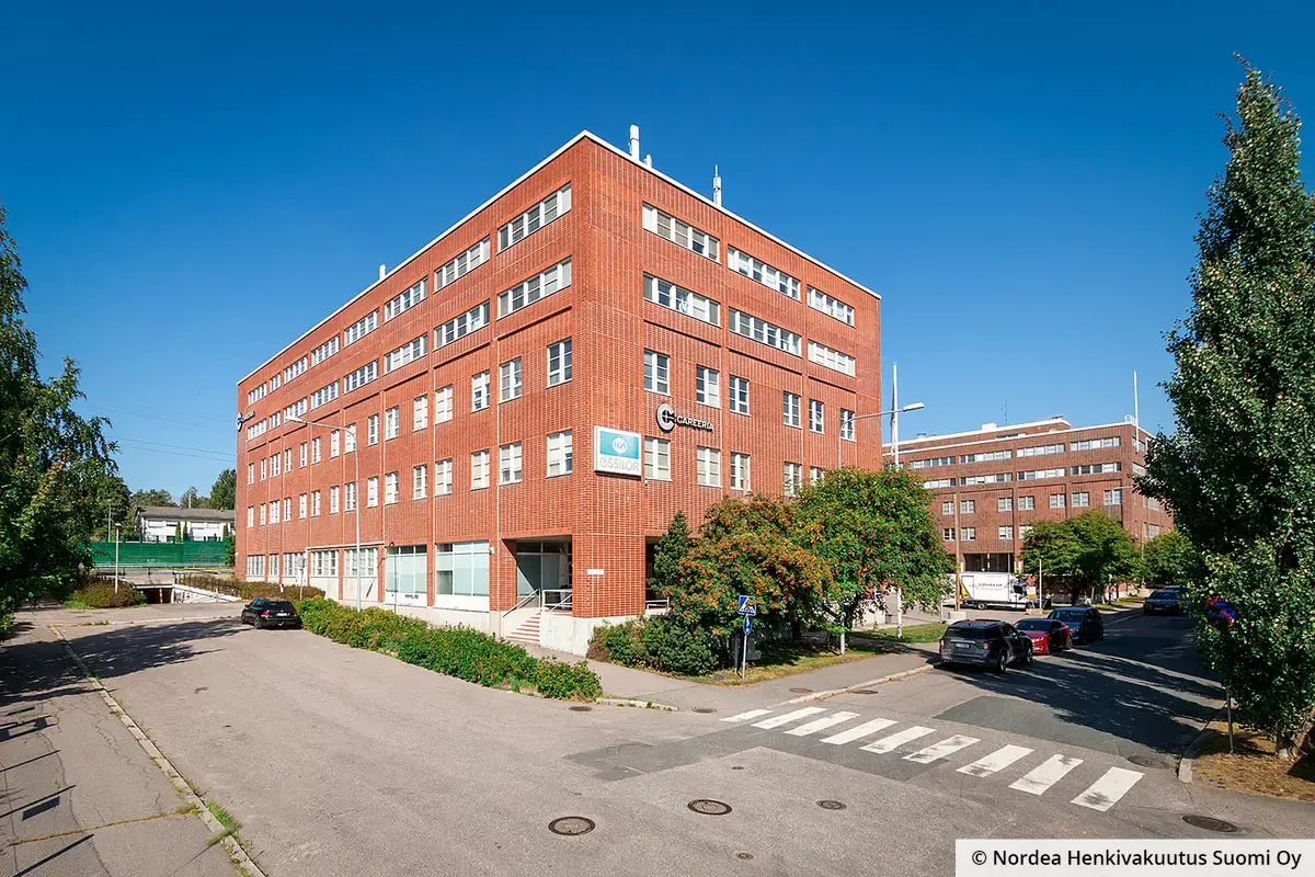 Toimitilakiinteistö Helsingin Lämmittäjänkatu 2 on punatiilinen, 5 kerroksinen toimistotalo.