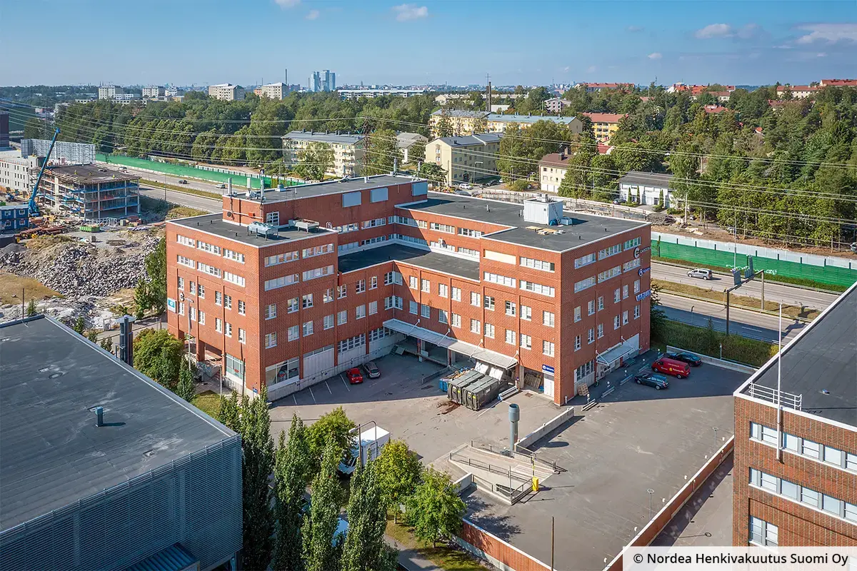 Toimitilakiinteistö Lämmittäjänkatu 2 Helsinki kuvattuna ilmasta sisäpihan puolelta, taustalla Itäväylä.