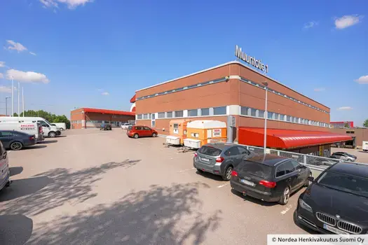 Vantaan Muuntotie 1 julkisivukuvassa, jossa näkyy hyvin myös pysäköintialue.