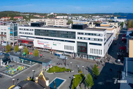 Vaalea toimitilakiinteistö Kuopion torin laidalla.