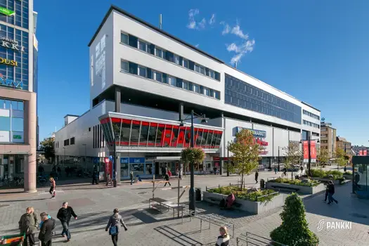 Moderni, vaalea toimitilakiinteistö, jonka toisessa kerroksessa on Rax-ravintola.