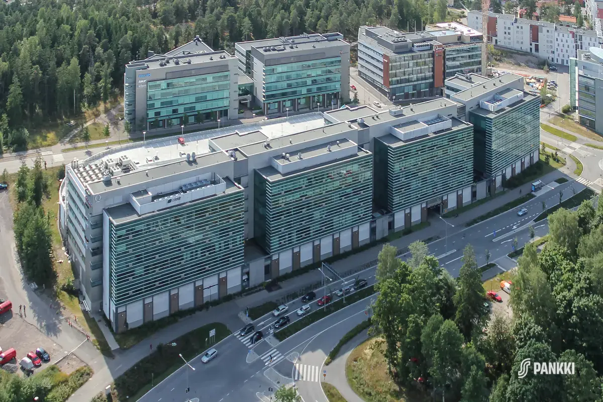 Quartetto Business Parkin neljä kiinteistöä vieretysten ilmasta kuvattuna.