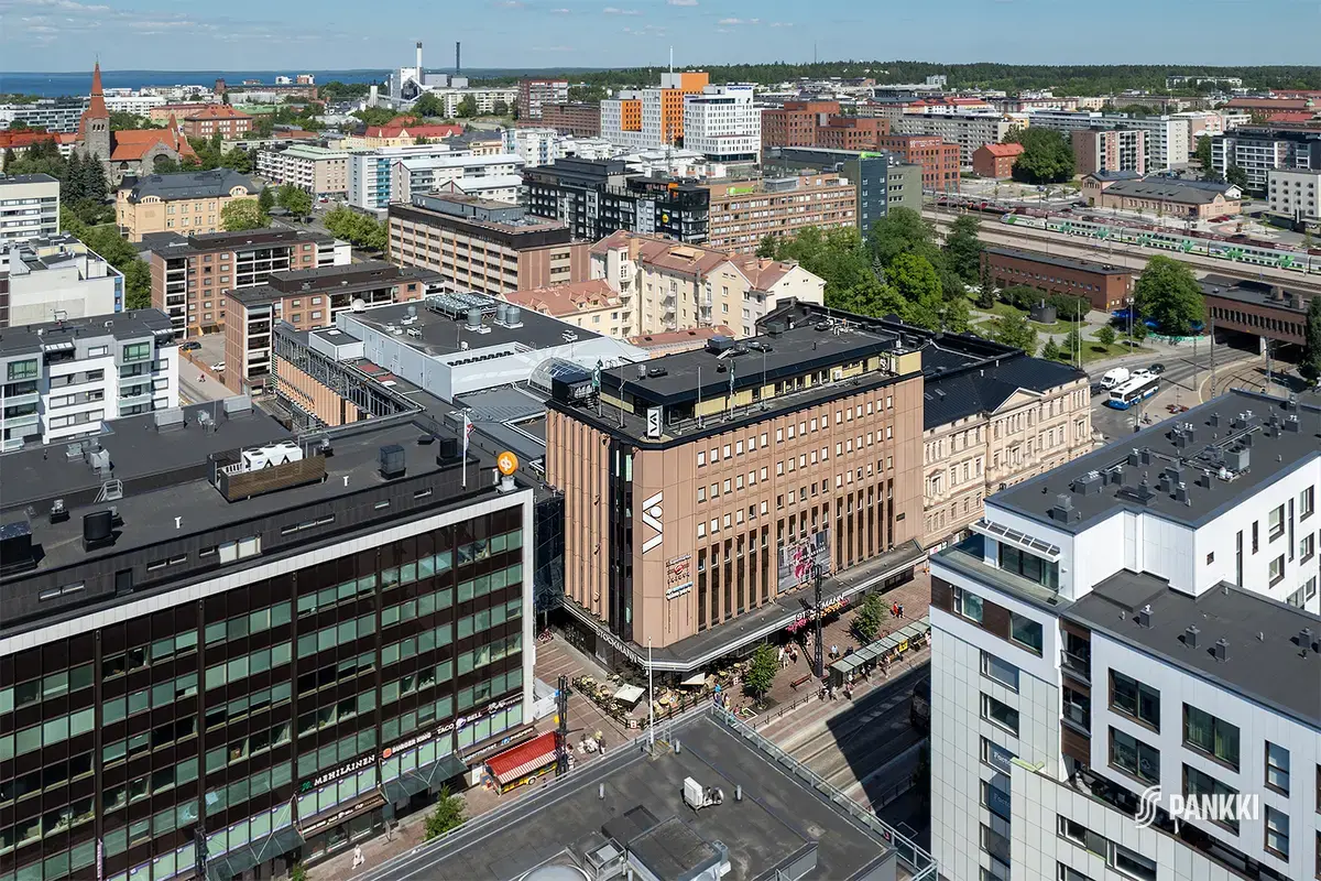 Tampereen keskustan kaupunkikuvaa ilmasta kuvattuna kesäaikaan. Etualalla on Stockmannin rakennus ja taustalla Tuomiokirkko.