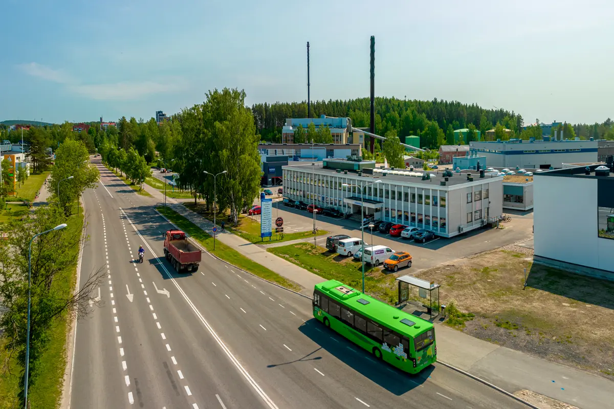 Jyväskylän Onkapannu 2 tien toiselta puolelta kuvattuna. Toimitilakiinteistön vieressä on autotie, jossa kulkee linja-auto.