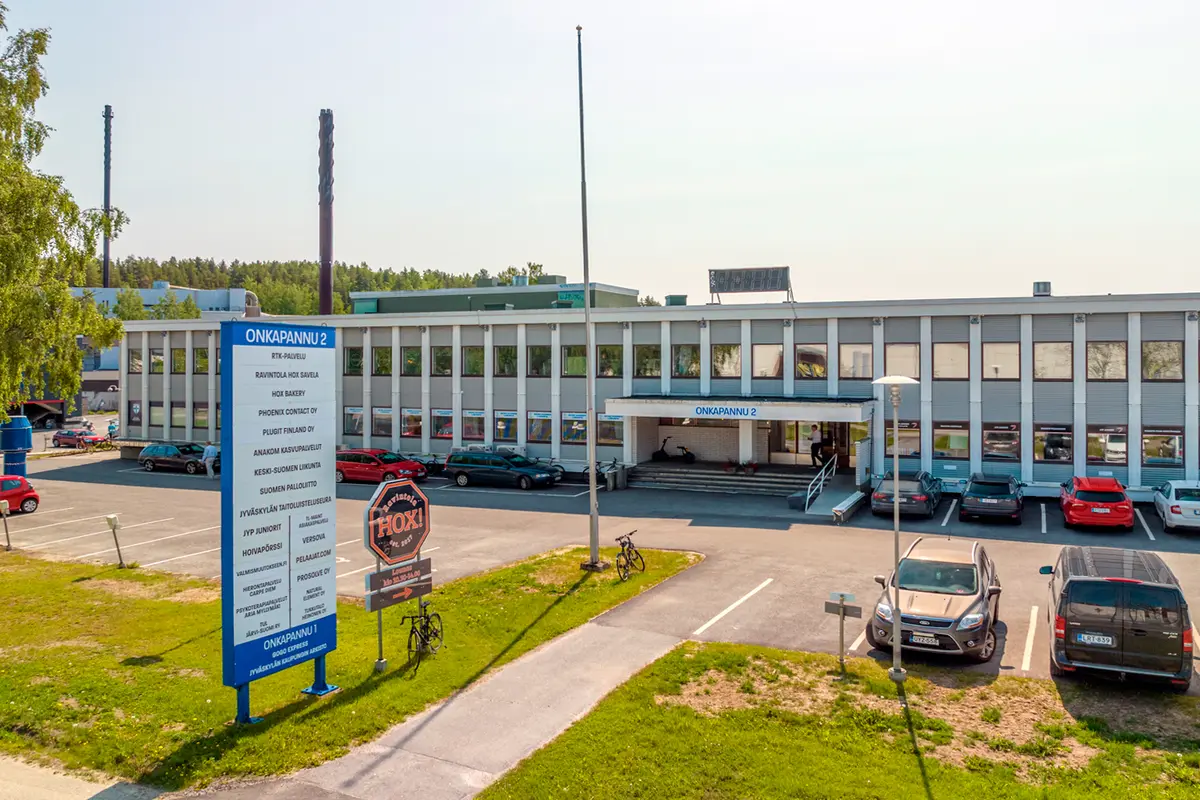 Jyväskylän Onkapannu 2:n julkisivukuvassa on kiinteistön sisäänkäynti ja pysäköintialue.
