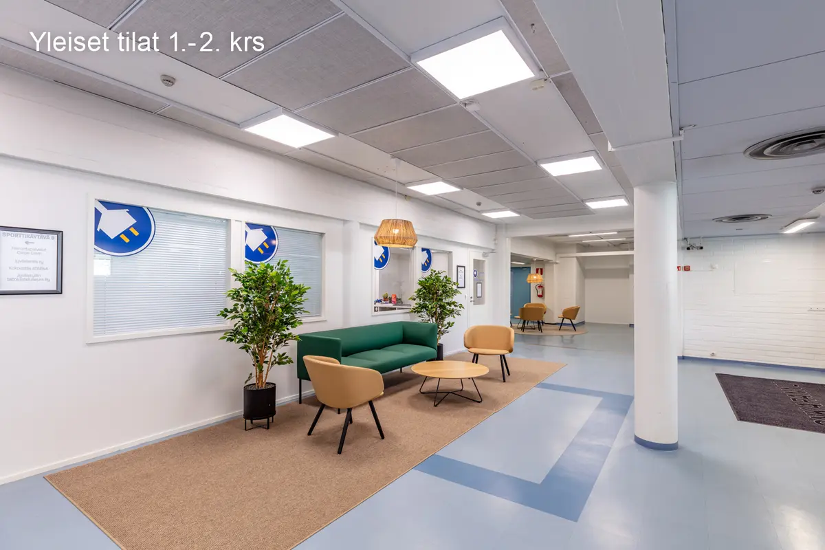 Jyväskylän Onkapannu 2:n sisääntuloaulassa on vihreä sohva ja nojatuoleja.