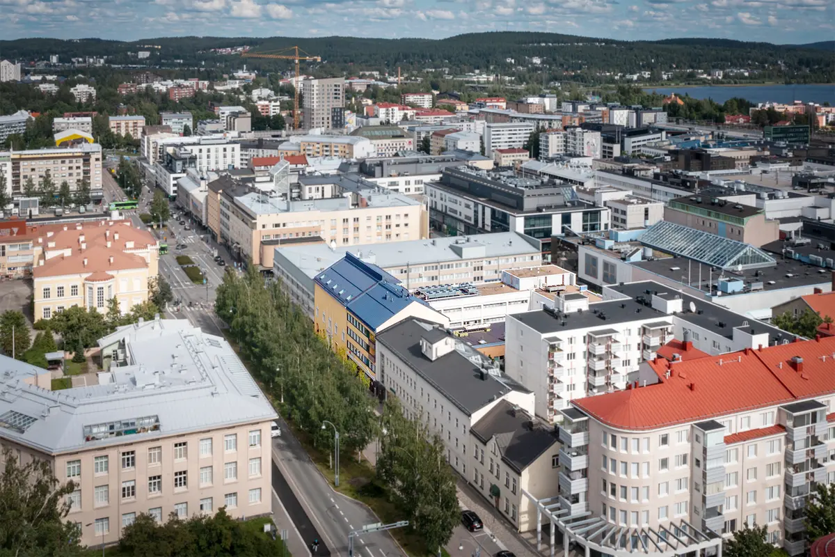 Jyväskylän Yliopistonkatu 28 kiinteistö ilmasta kuvattuna. Ympärillä Jyväskylän keskustan kerrostaloja.