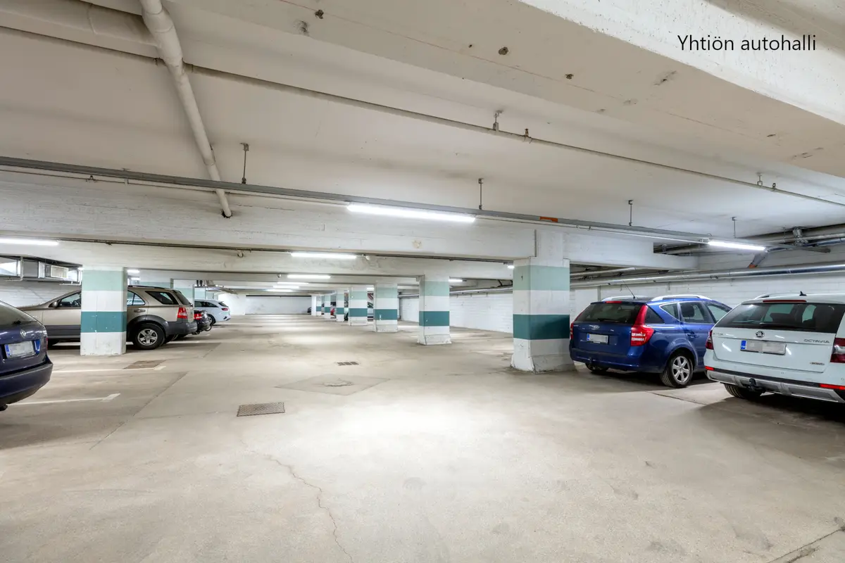 Jyväskylän Yliopistonkatu 28:n parkkihalli, johon on pysäköity autoja.