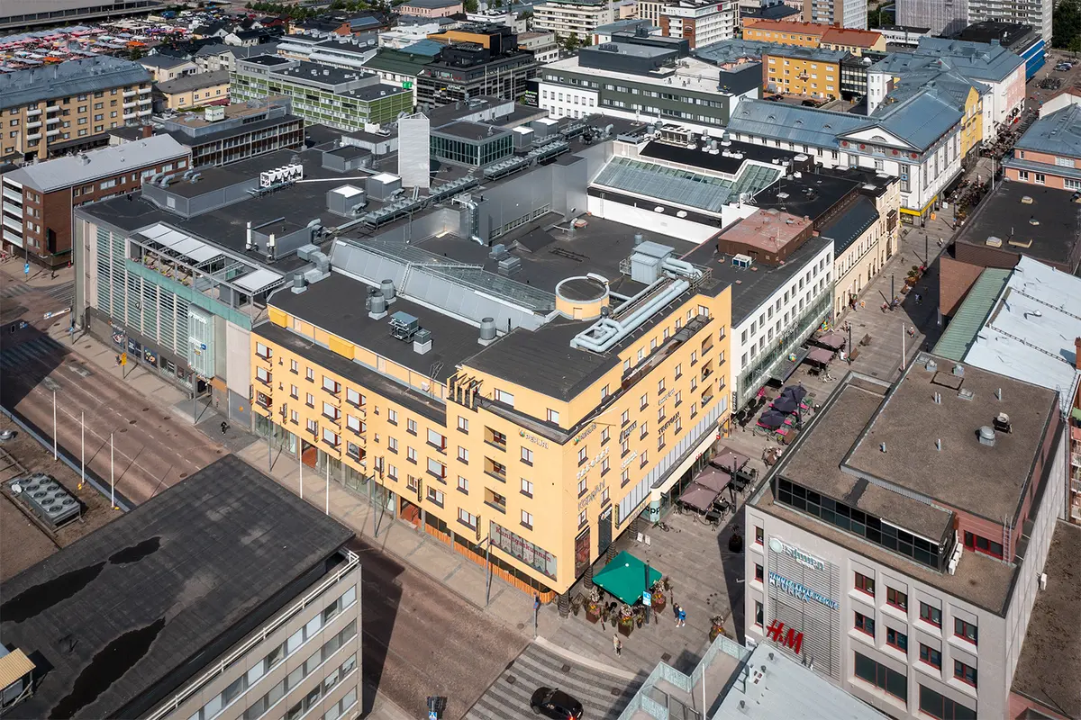 Kauppakortteli Pekuri ilmasta kuvattuna. Kauppakeskuskiinteistö Oulun keskustassa.