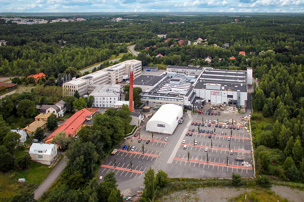 Living Center ilmasta kuvattuna. Vanha tehdasalue, jonka edessä on suuri parkkipaikka.
