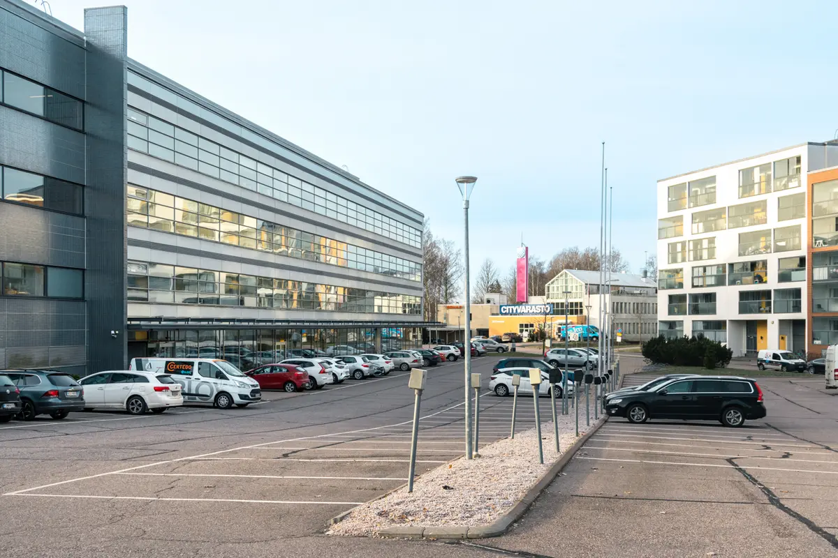 Toimistorakennuksen parkkipaikka ulkona. 