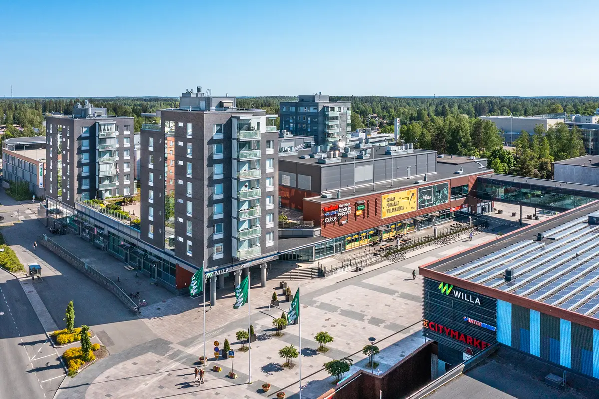Hyvinkään kauppakeskus Willan kiinteistö ilmasta kesällä kuvattuna. Willan rakennusten keskellä on kävelyaukio.
