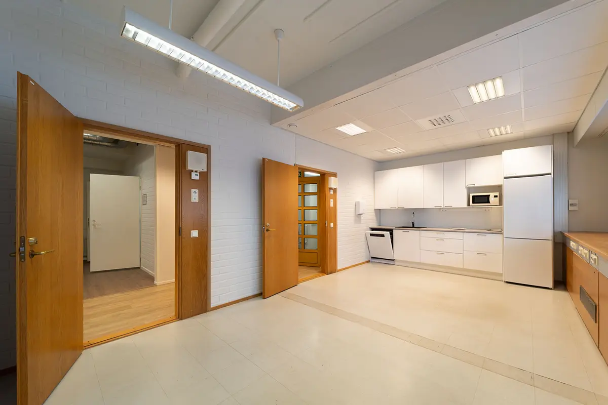 Jyväskylän Yliopistonkatu 28 ensimmäisen kerroksen 193 m2 toimitilan keittiöllinen huone sisäänkäynnin vieressä.