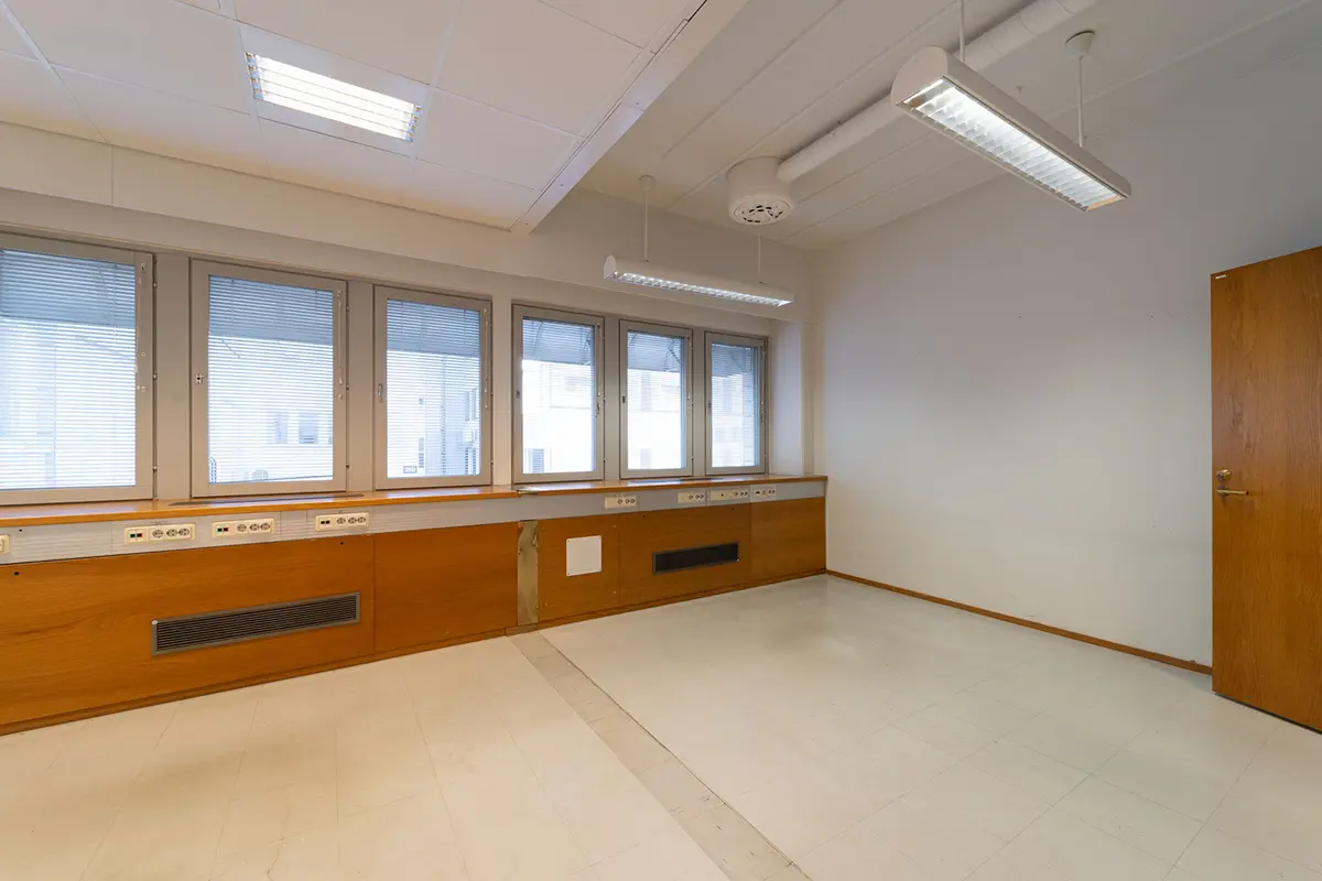Jyväskylän Yliopistonkatu 28 taukotila 1. kerroksen 193 m2 toimitilassa. Ikkunoista näkymät sisäpihalle.