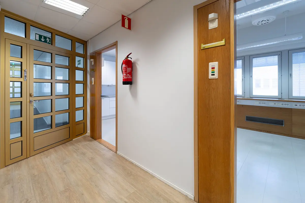 Jyväskylän Yliopistonkatu 28 ensimmäisen kerroksen 193 m2 toimitilan sisäänkäynti ja ovet käytävältä taukotilaan.