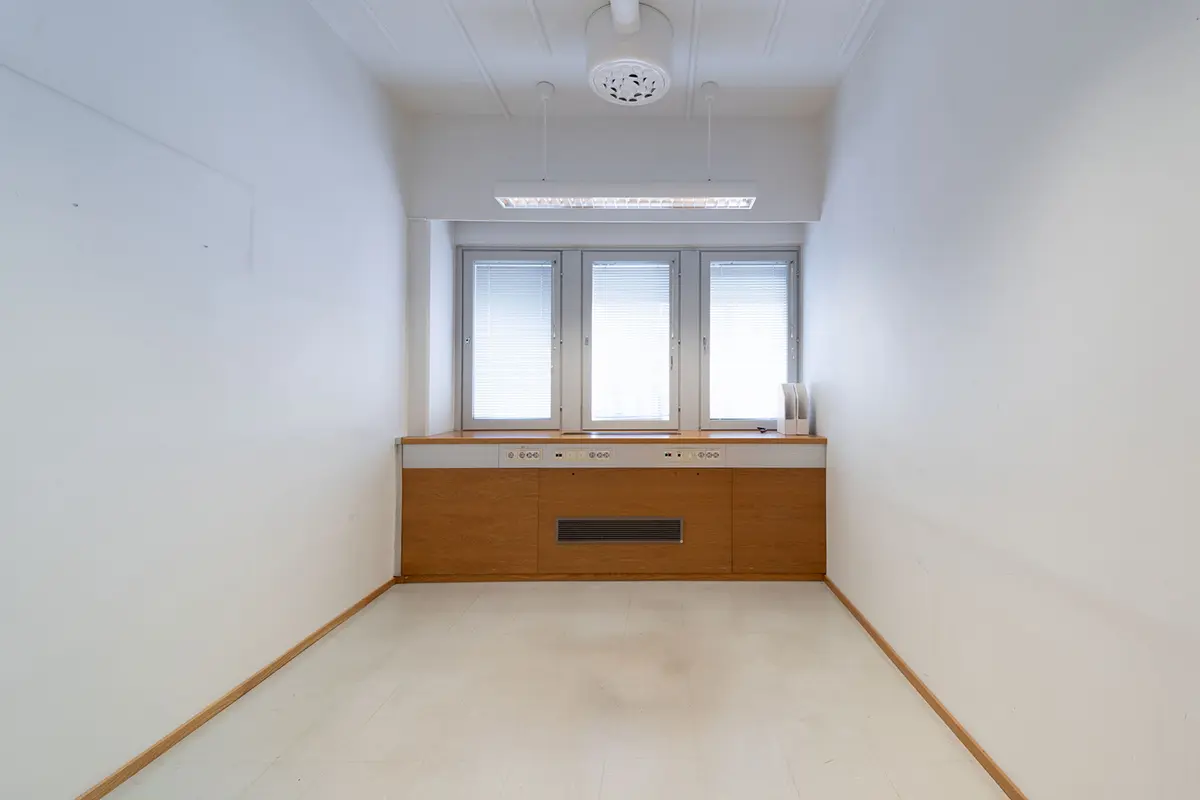 Jyväskylän Yliopistonkatu 28 ensimmäisen kerroksen 193 m2 toimitilan valoisa ikkunallinen toimistohuone.