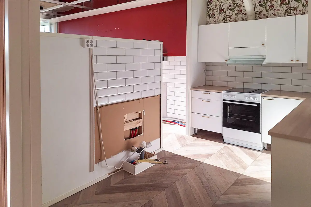 Porin Herralahdenraitti 1 171 m² toimitilan asiakastilan viereinen valmistuskeittiö, joka on erotettu asiakastilasta matalalla seinällä.