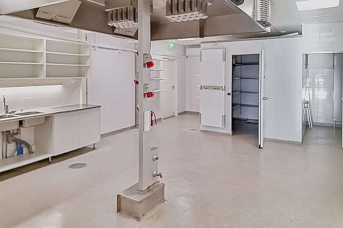 Porin Herralahdenraitti 1 katutason 171 m² liiketilan keittiöksi soveltuva takaosa, jossa myös kylmiö.