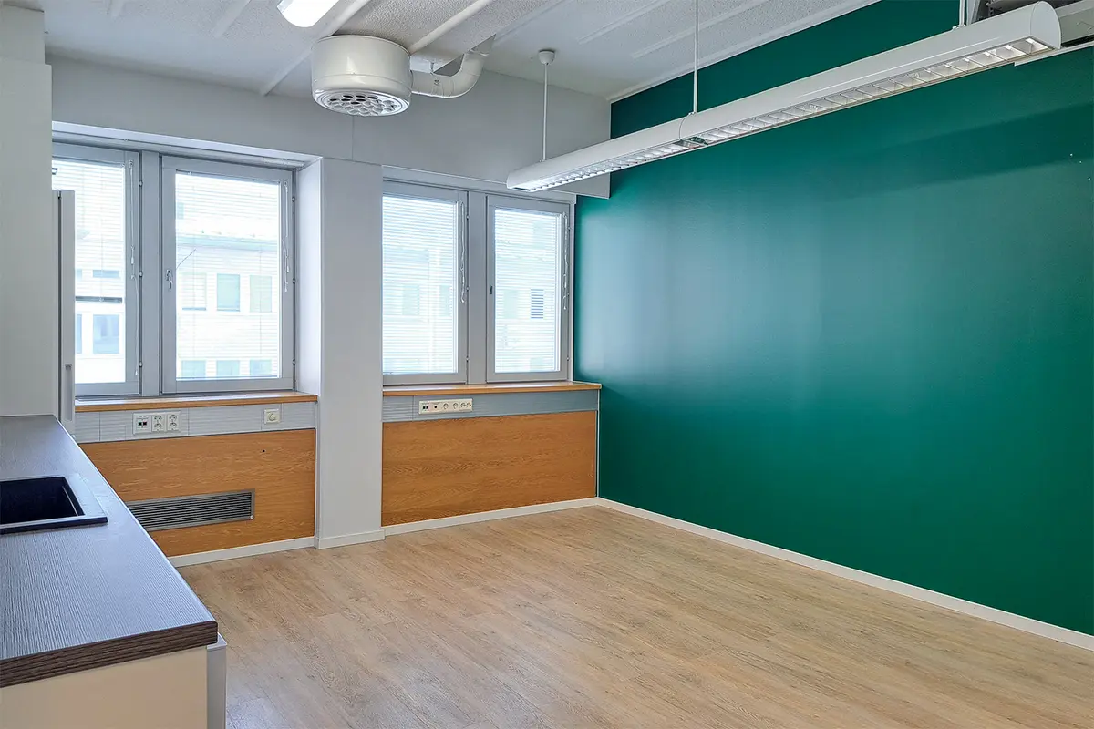 Jyväskylän Yliopistonkatu 28 154 m² toimitilan keittiö, jossa vihreä seinä.