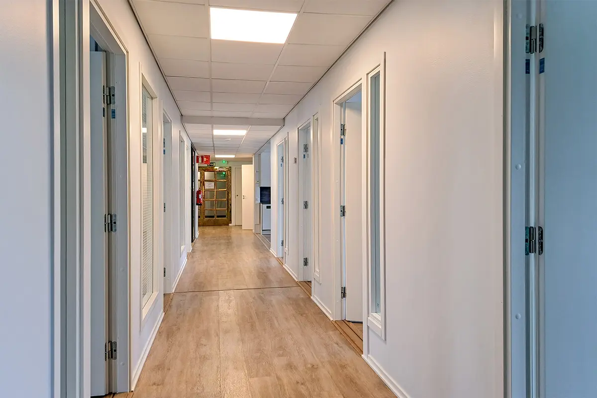 Jyväskylän Yliopistonkatu 28 toisen kerroksen 154 m² toimitilan / toimistomaailman käytävä, jossa molemmin puolin toimistohuoneita.