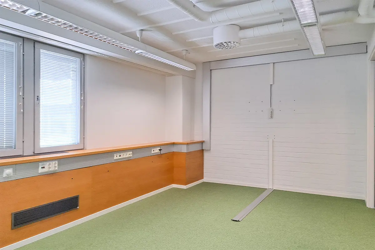 Jyväskylän Yliopistonkatu 28 2. kerroksen 154 m² toimitilan vihreämattoinen neuvotteluhuone