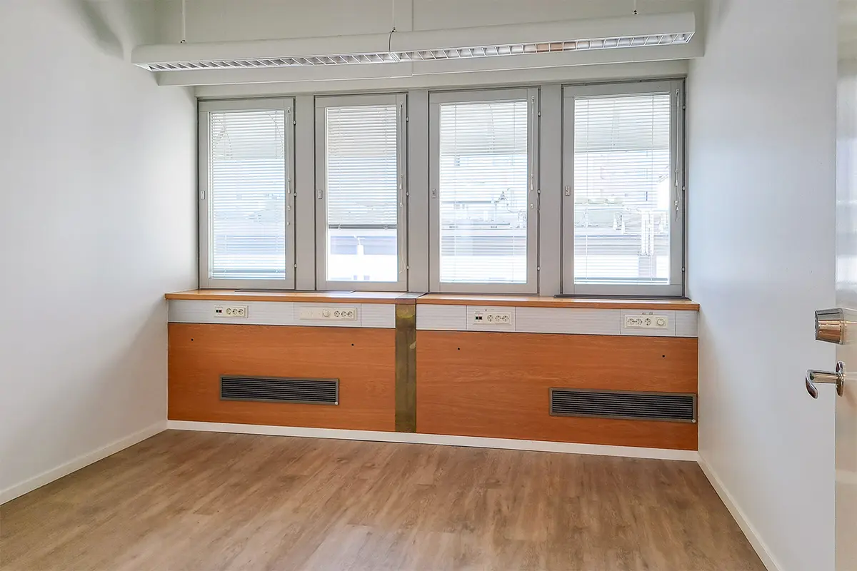 Isompi toimistohuone Jyväskylän Yliopistonkatu 28 toisen kerroksen 154 m² toimitilassa