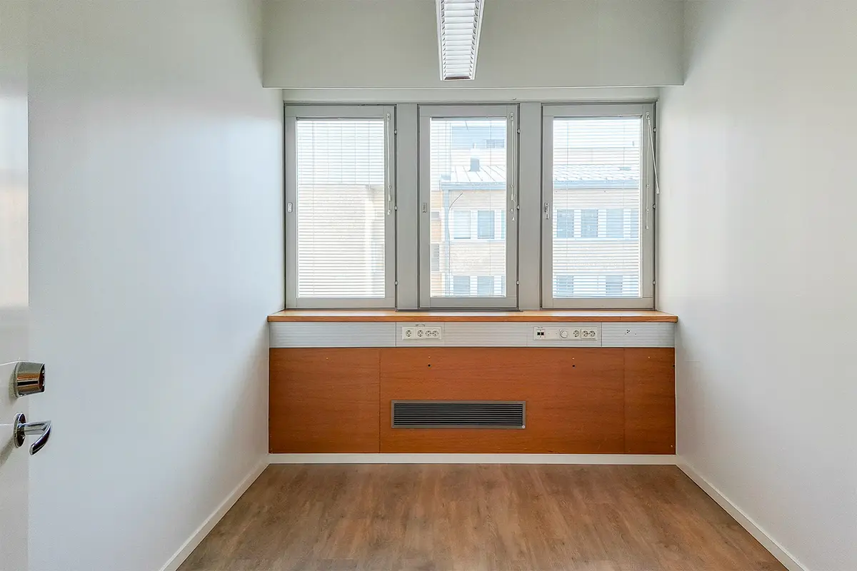 Ikkunallinen toimistohuone toisessa kerroksessa Jyväskylän Yliopistonkatu 28 154 m² toimitilassa