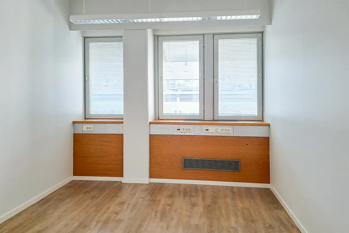 Jyväskylän Yliopistonkatu 28 154 m² toimitilan toimistohuone, jossa kolme pystyikkunaa.