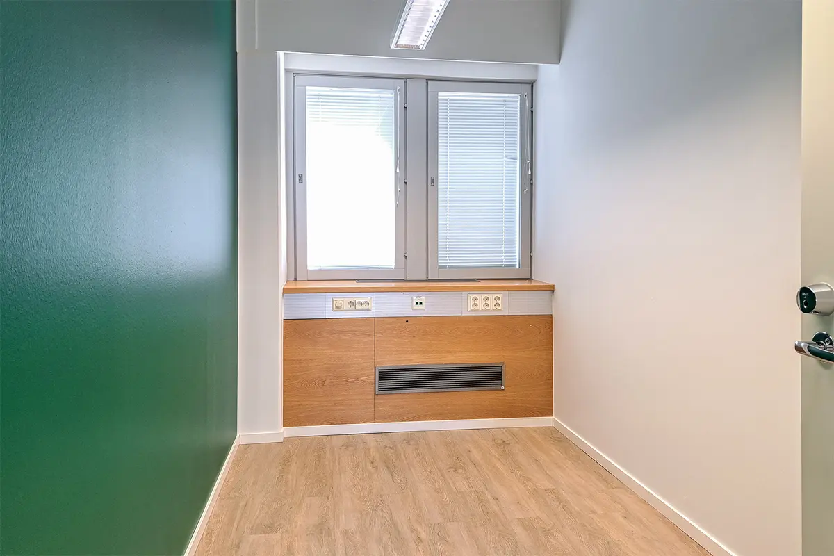 Pieni toimistohuone Jyväskylän Yliopistonkatu 28 toisen kerroksen toimistomaailmassa.