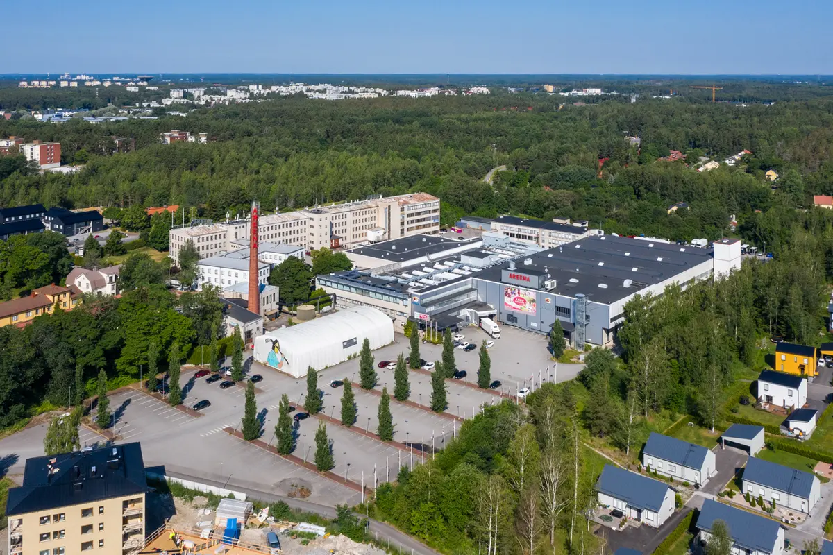Leaf Center ilmasta kuvattuna. Vanha tehdasalue, jonka edessä on suuri parkkipaikka.