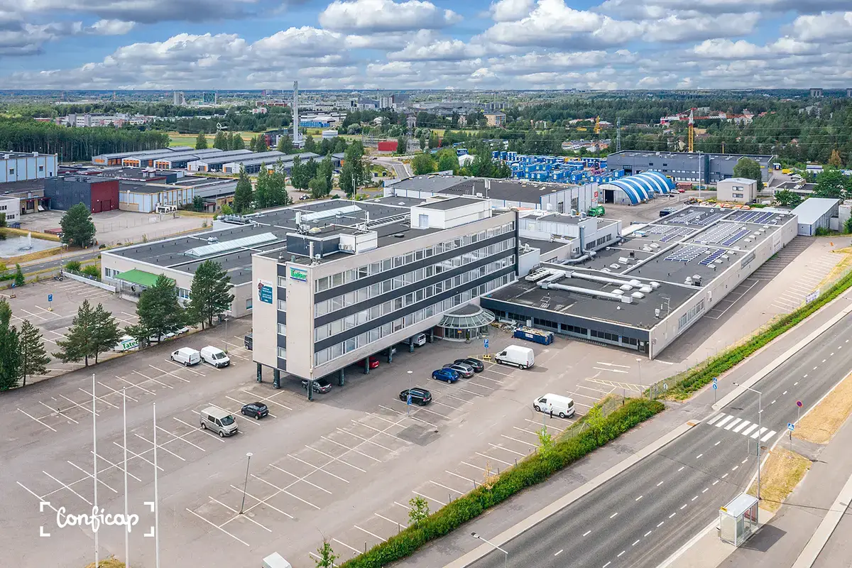 Vantaan Tikkurilantie 10 on laaja, moniosainen toimitilakiinteistö. Etualalla toimistotorni, vasemmalla ja oikealla matalammat tuonto-/varastosiivet. Talon edessä pysäköintialue.