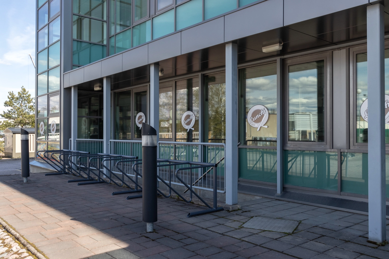 Vantaan Ansatie 6 kiinteistu00f6n julkisivun kulma seku00e4 pyu00f6ru00e4parkki runkokiinnityksellu00e4.