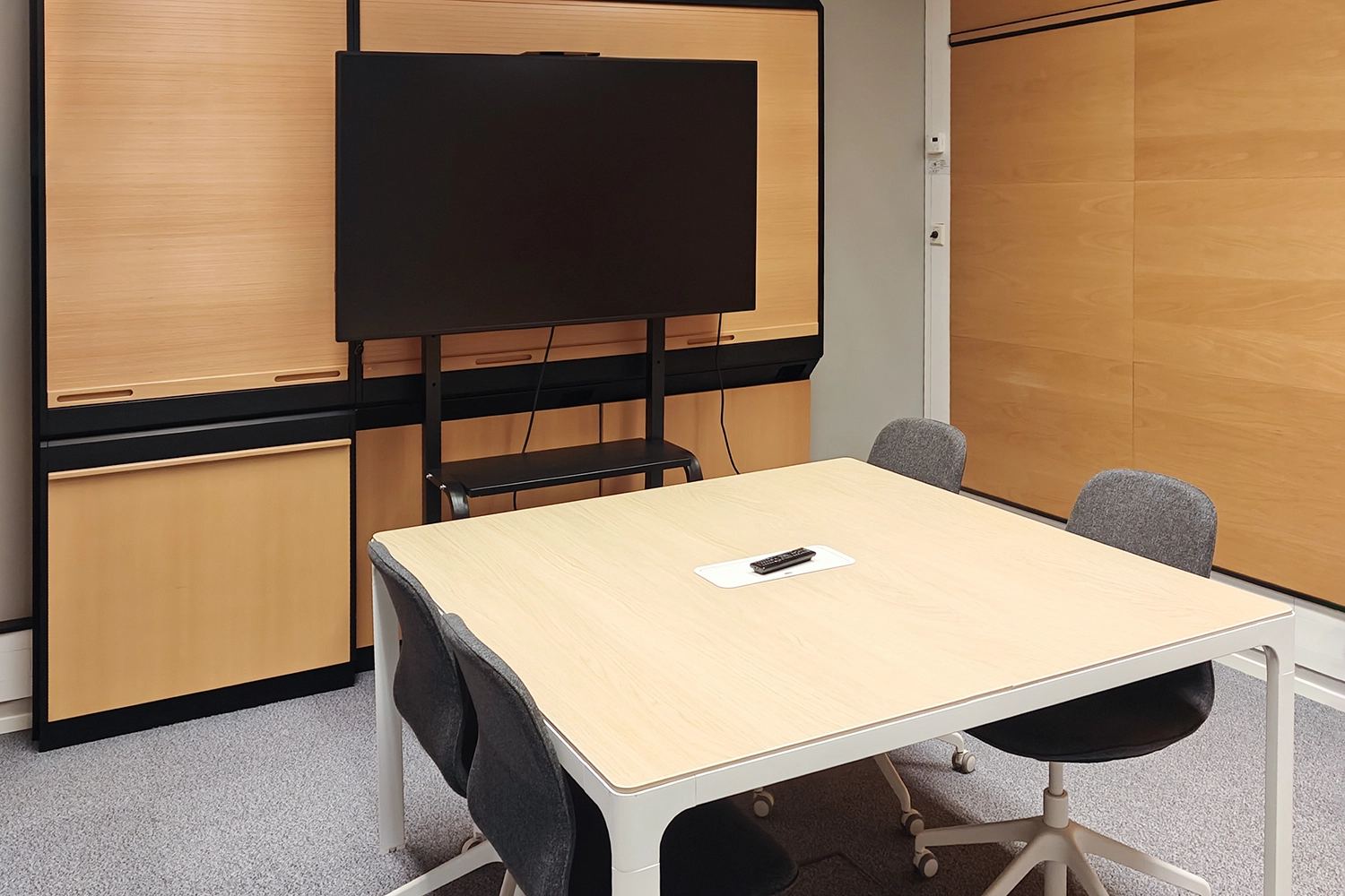 Tampereen Hatanpu00e4u00e4n valtatie 18 toimistokiinteistu00f6n neuvottelutila, jossa pieni toimistopu00f6ytu00e4. Seinu00e4llu00e4 taulutelevisio.