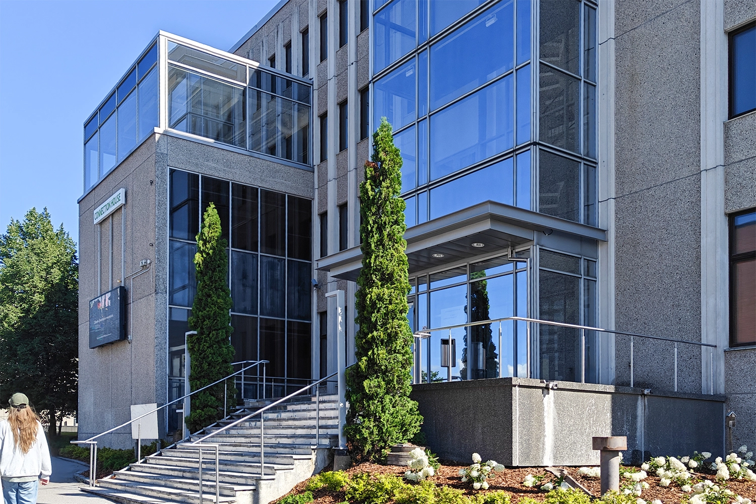 Tampereen Hatanpu00e4u00e4n valtatie 18 toimitilakiinteistu00f6n sisu00e4u00e4nku00e4ynti.