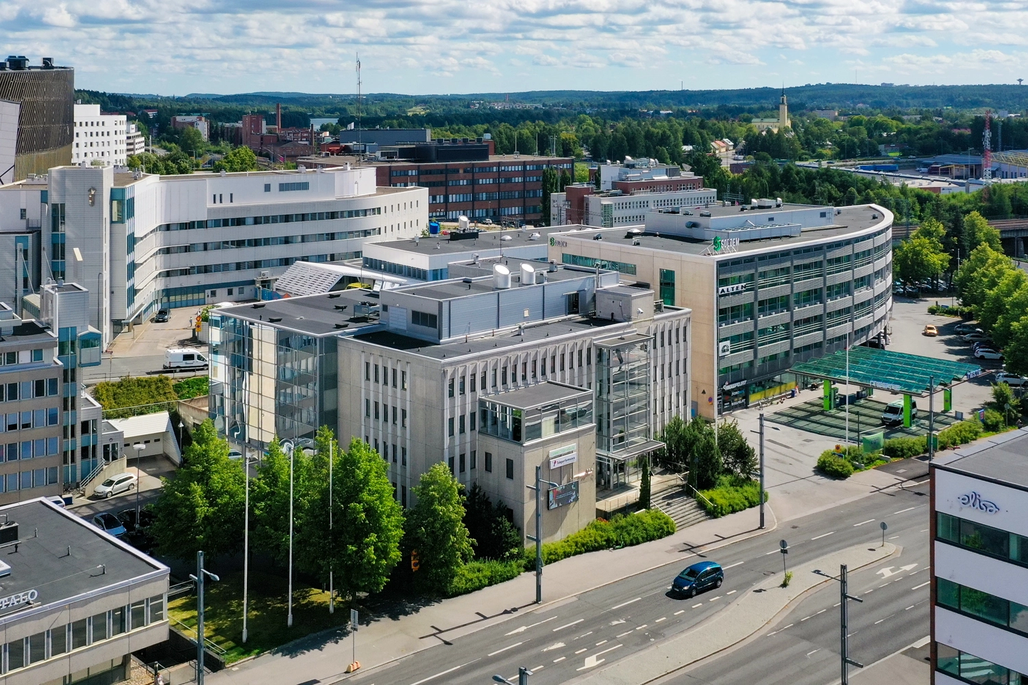 Tampereen Hatanpu00e4u00e4n valtatie 18 toimitilakiinteistu00f6 ilmasta kuvattuna. Ympu00e4rillu00e4 on muita toimitilarakennuksia.