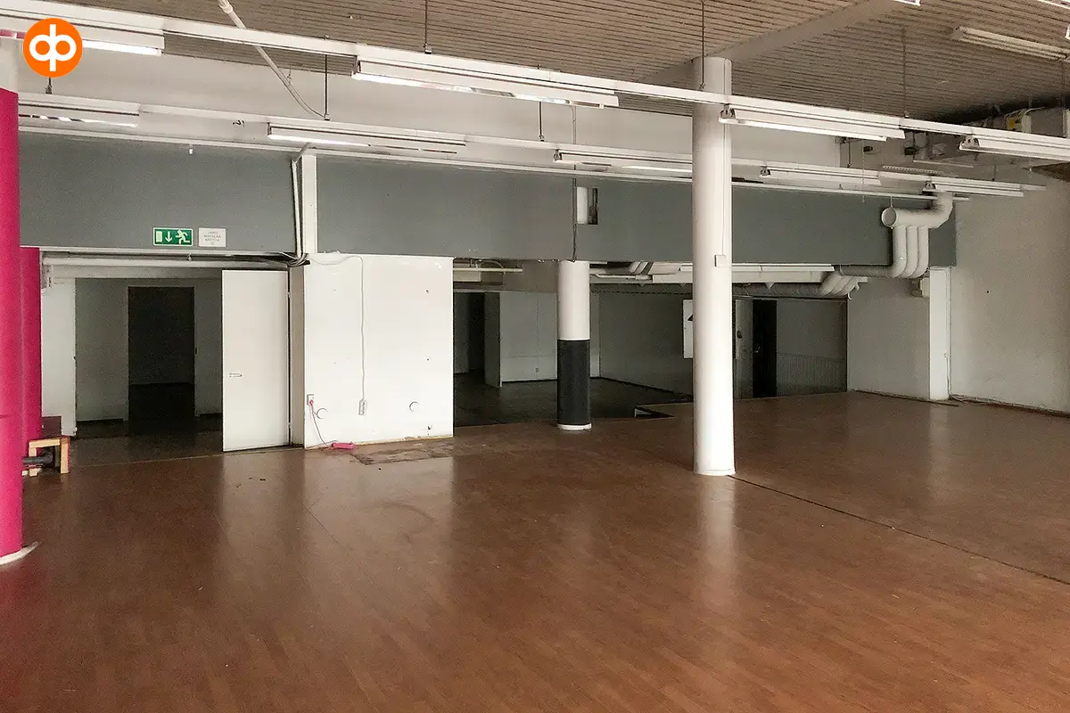Torikatu 4, Kouvola. Katutason avaran 312 m2 liiketilan sisäkuva. 
