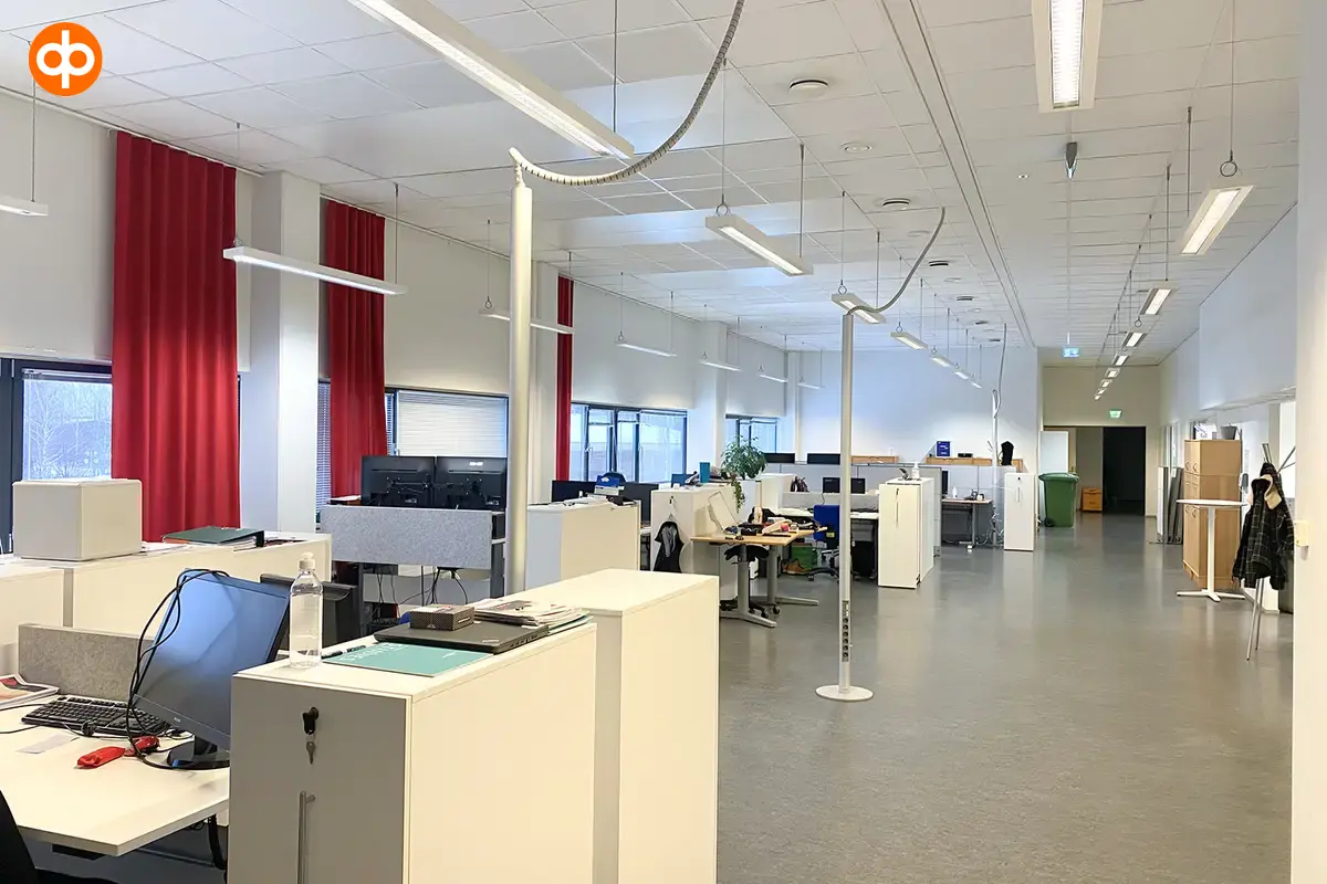 Meiramitie 3, Vantaa 2398 m2 toimitilan sisäkuva. Toimistotila jossa vasemmalla reunalla, ikkunoiden vieressä monta työpistettä rivissä. Oikeaa seinää pitkin kulkee käytävä.