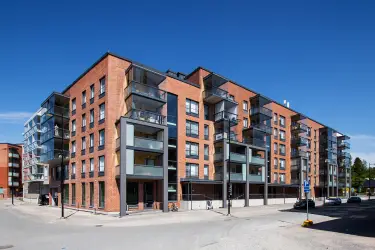 Hämeenlinnan Vanainkatu 4 sijaitseva punatiilinen asuinrakennus, jonka kivijalassa liiketiloja.