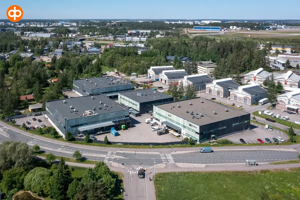 Toimitilakiinteistö STC Meiramitie, joka on neljän kaksikerroksisen rakennuksen kokonaisuus. Talojen välissä on asfaltoitu piha-alue.