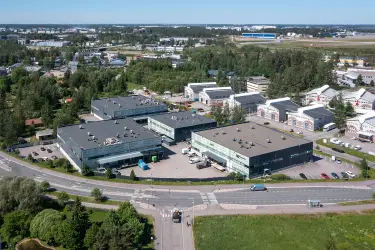 Toimitilakiinteistö STC Meiramitie, joka on neljän kaksikerroksisen rakennuksen kokonaisuus. Talojen välissä on asfaltoitu piha-alue.
