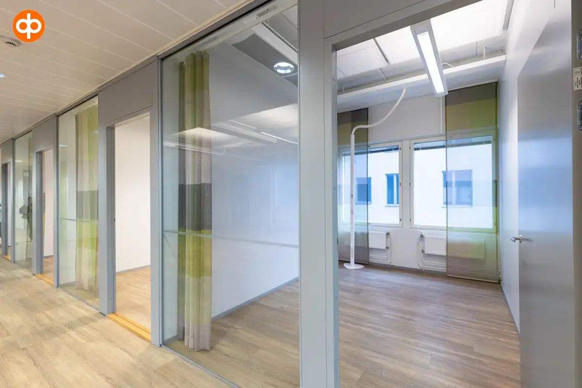 Alberga Business Park – Buildings D and E, interior view of the 372.5 m2 office space on the 3rd floor. Office rooms side by side, all with glass walls to the corridor. Windows on the back wall
